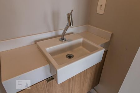 Detalhe do Banheiro Social de apartamento para alugar com 1 quarto, 54m² em Alphaville Empresarial, Barueri