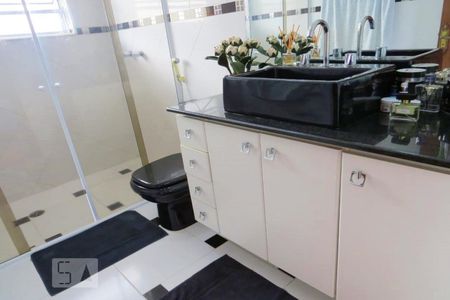 Casa à venda com 200m², 4 quartos e 3 vagasBanheiro da Suíte 2