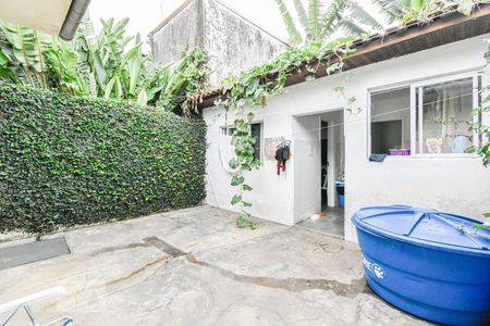 Casa à venda com 220m², 4 quartos e 3 vagas Casa à venda com 220m², 4 quartos e 3 vagasQuintal Fundos