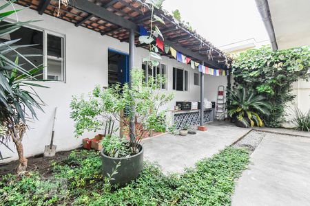 Casa à venda com 220m², 4 quartos e 3 vagas Casa à venda com 220m², 4 quartos e 3 vagasÁrea Externa - Edícula