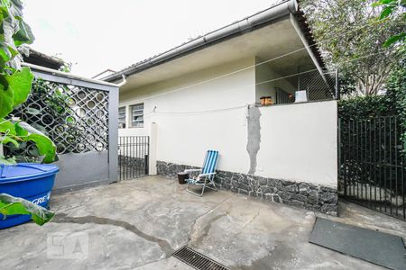 Casa à venda com 220m², 4 quartos e 3 vagas Casa à venda com 220m², 4 quartos e 3 vagasQuintal Fundos