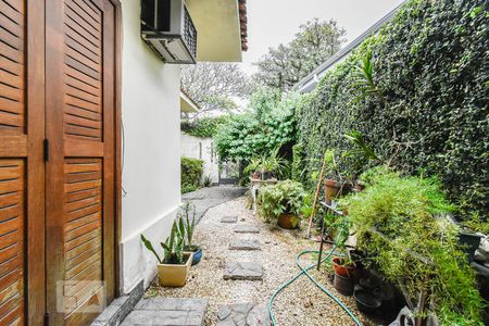 Casa à venda com 220m², 4 quartos e 3 vagas Casa à venda com 220m², 4 quartos e 3 vagasÁrea Lateral