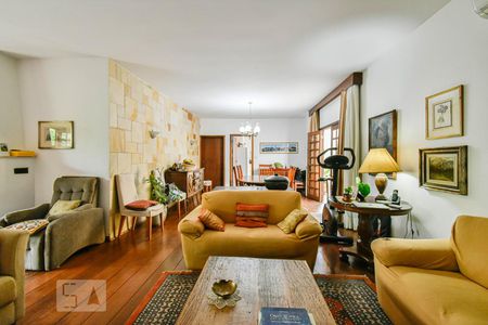 Casa à venda com 220m², 4 quartos e 3 vagas Casa à venda com 220m², 4 quartos e 3 vagasSala