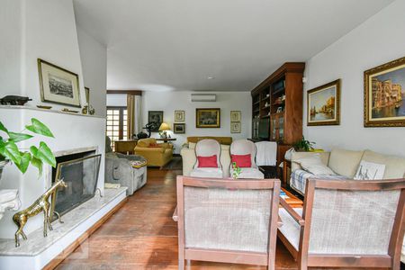 Casa à venda com 220m², 4 quartos e 3 vagas Casa à venda com 220m², 4 quartos e 3 vagasSala