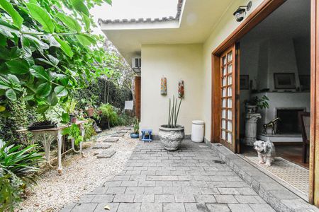 Casa à venda com 220m², 4 quartos e 3 vagas Casa à venda com 220m², 4 quartos e 3 vagasÁrea Lateral