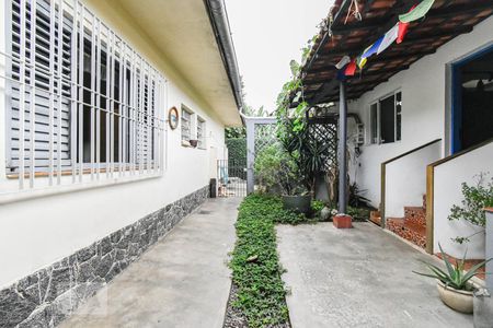 Casa à venda com 220m², 4 quartos e 3 vagas Casa à venda com 220m², 4 quartos e 3 vagasÁrea Externa