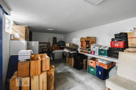 Casa à venda com 220m², 4 quartos e 3 vagas Casa à venda com 220m², 4 quartos e 3 vagasEdícula - Porão