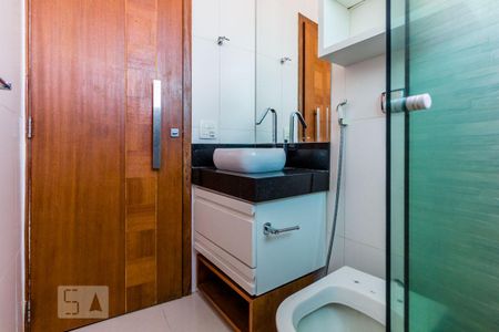 Banheiro de apartamento para alugar com 2 quartos, 70m² em Jardim Guanabara, Rio de Janeiro