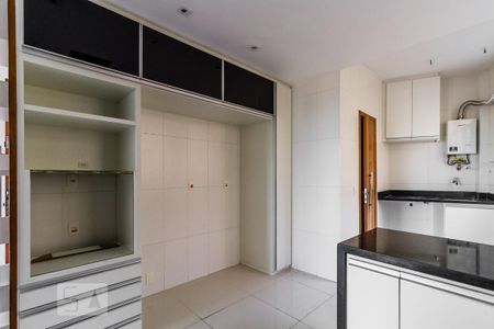 Cozinha de apartamento para alugar com 2 quartos, 70m² em Jardim Guanabara, Rio de Janeiro