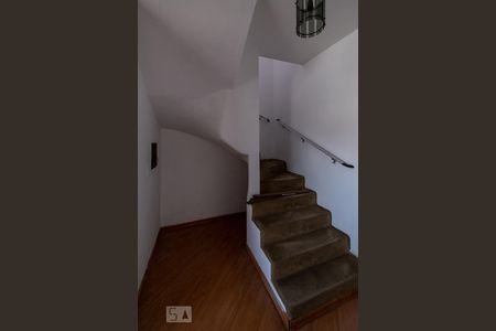 Corredor de casa para alugar com 4 quartos, 180m² em Jardim das Bandeiras, São Paulo