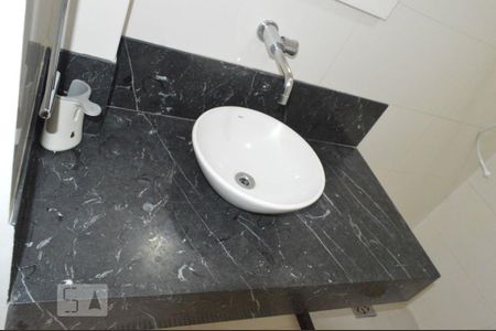 Banheiro de kitnet/studio para alugar com 1 quarto, 35m² em Centro, Niterói