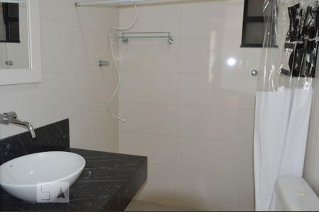 Banheiro de kitnet/studio para alugar com 1 quarto, 35m² em Centro, Niterói