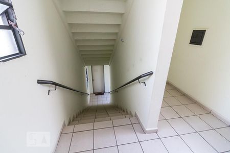 Apartamento à venda com 52m², 2 quartos e 1 vagaEscadas de acesso ao apartamento