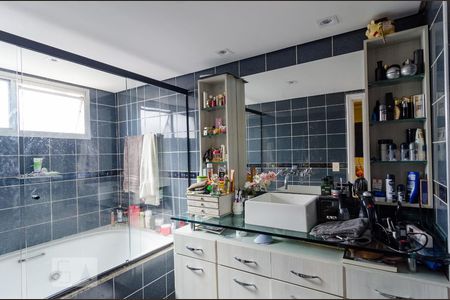 Apartamento à venda com 220m², 4 quartos e 3 vagasBanheiro da Suíte 1