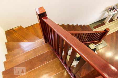 Casa à venda com 450m², 4 quartos e 6 vagasEscada