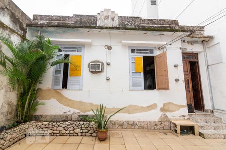 Casa à venda com 120m², 2 quartos e sem vaga Casa à venda com 120m², 2 quartos e sem vagaFachada