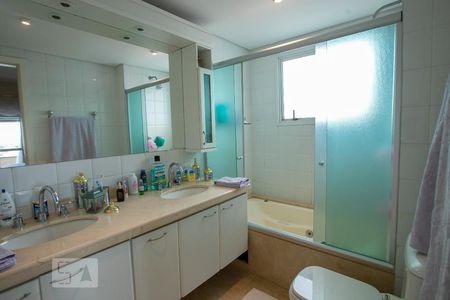 Apartamento à venda com 195m², 4 quartos e 3 vagasBanheiro da Suíte 3