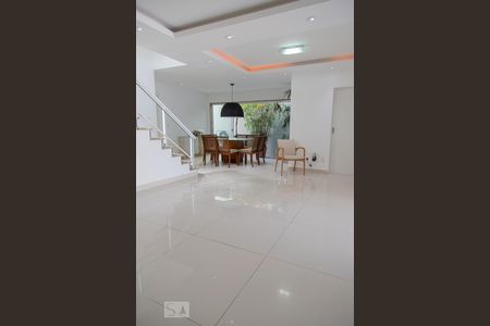 Sala de casa de condomínio para alugar com 5 quartos, 268m² em Recreio dos Bandeirantes, Rio de Janeiro