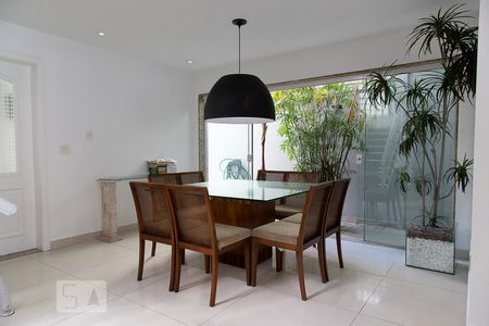 Sala de casa de condomínio para alugar com 5 quartos, 268m² em Recreio dos Bandeirantes, Rio de Janeiro