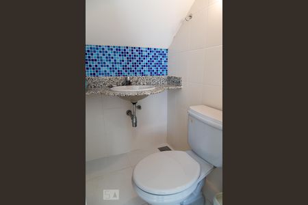 Casa de condomínio para alugar com 268m², 5 quartos e 2 vagasBanheiro do sótão