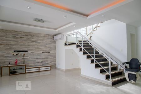 Escada com cadeira elevatória de casa de condomínio para alugar com 5 quartos, 268m² em Recreio dos Bandeirantes, Rio de Janeiro