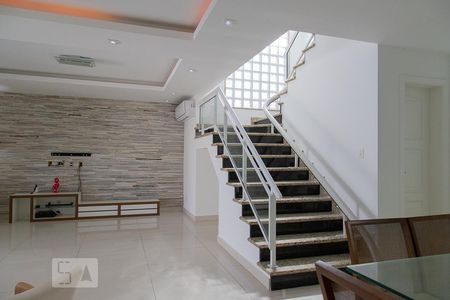 Sala de casa de condomínio para alugar com 5 quartos, 268m² em Recreio dos Bandeirantes, Rio de Janeiro