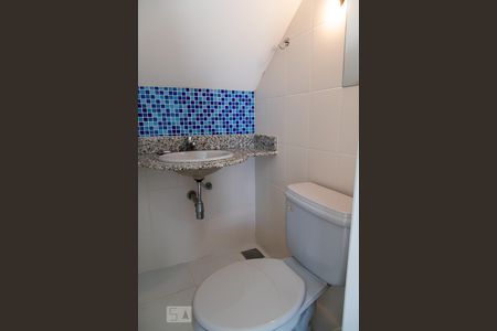 Casa de condomínio para alugar com 268m², 5 quartos e 2 vagasBanheiro do sótão