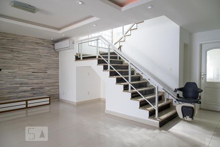 Escada com cadeira elevatória de casa de condomínio para alugar com 5 quartos, 268m² em Recreio dos Bandeirantes, Rio de Janeiro