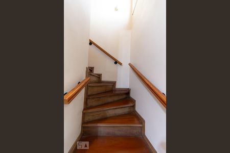 Escada para os quartos de casa à venda com 3 quartos, 250m² em Vila Morse, São Paulo