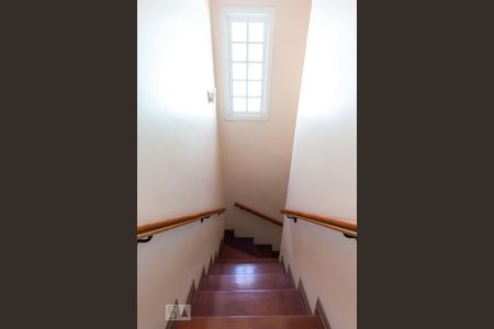 Escada para os quartos de casa à venda com 3 quartos, 250m² em Vila Morse, São Paulo