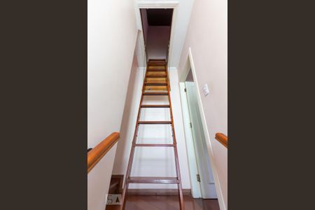 Casa à venda com 250m², 3 quartos e 3 vagasEscada para sótão