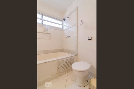 Apartamento à venda com 236m², 4 quartos e 2 vagas Apartamento à venda com 236m², 4 quartos e 2 vagasBanheiro da suíte