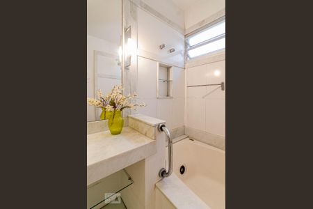 Apartamento à venda com 236m², 4 quartos e 2 vagas Apartamento à venda com 236m², 4 quartos e 2 vagasBanheiro da suíte