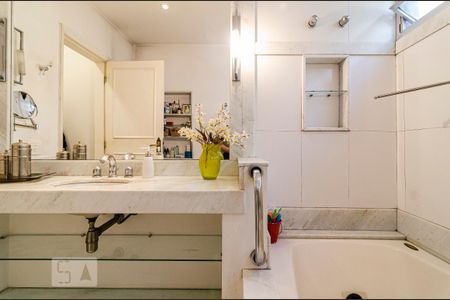 Apartamento à venda com 236m², 4 quartos e 2 vagas Apartamento à venda com 236m², 4 quartos e 2 vagasBanheiro da suíte