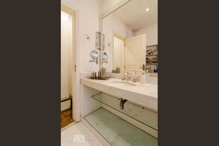 Apartamento à venda com 236m², 4 quartos e 2 vagas Apartamento à venda com 236m², 4 quartos e 2 vagasBanheiro da suíte