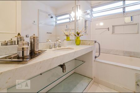 Apartamento à venda com 236m², 4 quartos e 2 vagas Apartamento à venda com 236m², 4 quartos e 2 vagasBanheiro da suíte