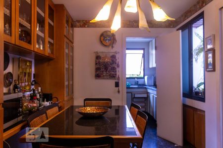 Apartamento à venda com 260m², 4 quartos e 4 vagasCozinha
