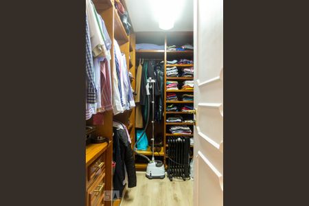 Apartamento à venda com 260m², 4 quartos e 4 vagasCloset Suíte 1