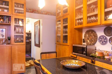 Apartamento à venda com 260m², 4 quartos e 4 vagasCozinha