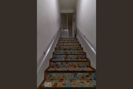 Casa à venda com 240m², 3 quartos e 4 vagasEscada para o Segundo Pavimento