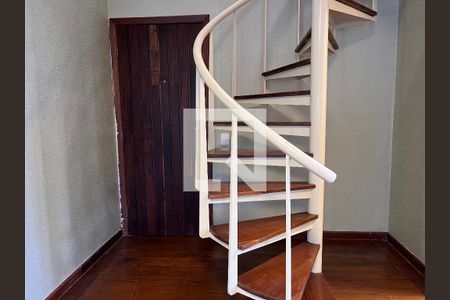 Escada de apartamento para alugar com 2 quartos, 70m² em Vila Clementino, São Paulo