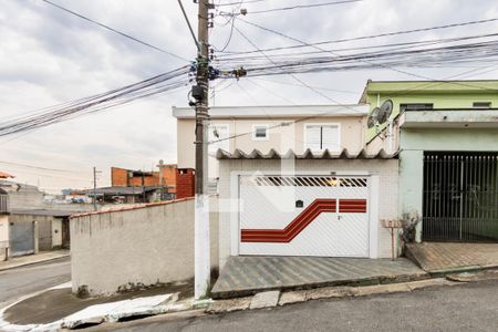 Casa à venda com 108m², 2 quartos e 2 vagas Casa à venda com 108m², 2 quartos e 2 vagasFachada