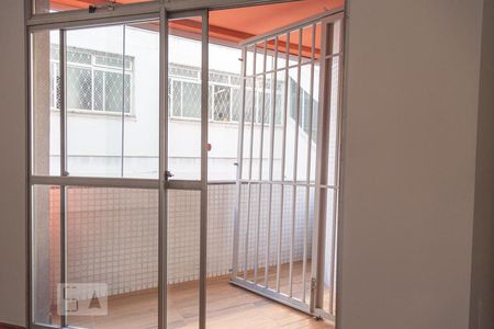 Varada da Sala de apartamento para alugar com 3 quartos, 70m² em Santo Antônio, Belo Horizonte