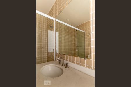 Banheiro de kitnet/studio para alugar com 1 quarto, 27m² em Cerqueira César, São Paulo