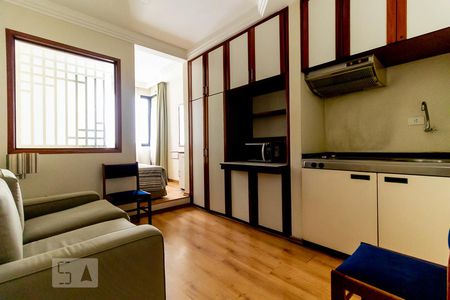 Sala e cozinha de kitnet/studio para alugar com 1 quarto, 27m² em Cerqueira César, São Paulo