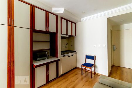 Sala e cozinha de kitnet/studio para alugar com 1 quarto, 27m² em Cerqueira César, São Paulo