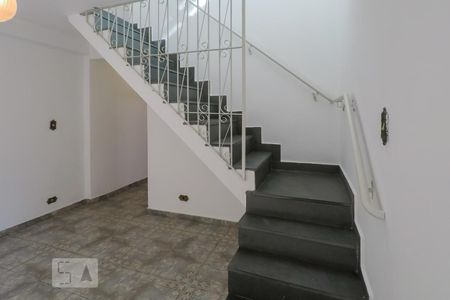 Casa para alugar com 230m², 3 quartos e 2 vagasEscada para piso superior
