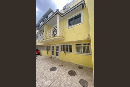 Casa à venda com 70m², 2 quartos e 1 vaga Casa à venda com 70m², 2 quartos e 1 vagaFachada