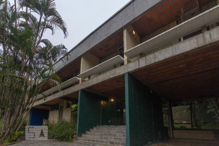 Casa de condomínio à venda com 400m², 4 quartos e 2 vagas Casa de condomínio à venda com 400m², 4 quartos e 2 vagasFachada