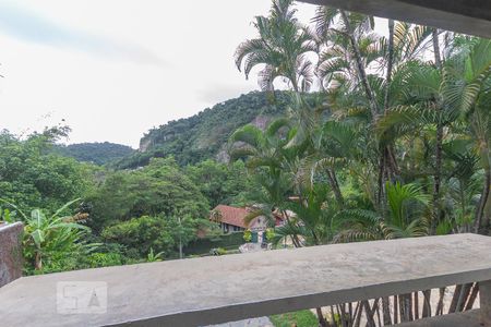 Casa de condomínio à venda com 400m², 4 quartos e 2 vagas Casa de condomínio à venda com 400m², 4 quartos e 2 vagasVaranda